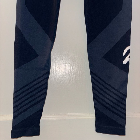 Peloton Leggings Women’s Blue Chevron High Rise Workout Logo Pants - Picture 5 of 10